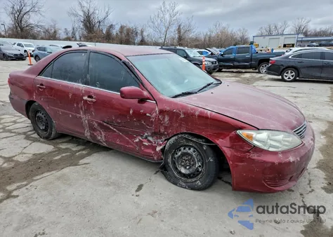 2005 Toyota Camry Le z USA, uszkodzony, nr VIN 4T1BE32K05U042142